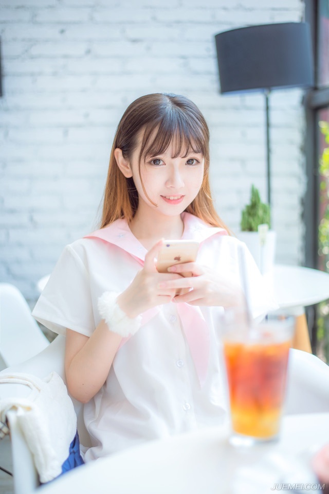 “比之刘璋如何？”庞统没有回答，而是反看向此人，微笑道。